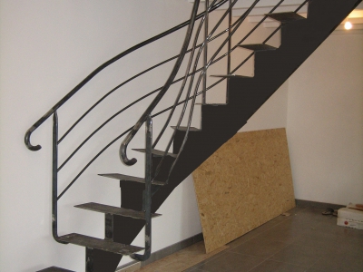 Fabrication d’un escalier quart tournant avec limon central et un garde-corps de chaque côtés