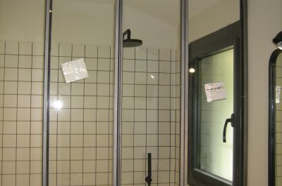Fabrication d’une verrière de douche sur mesure.