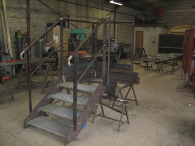 Fabrication d’un escalier métallique à 4 marches avec palier et garde corps - Usine à Saint Jean de Luz (64).