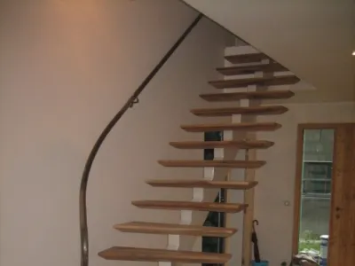 Fabrication d’un escalier avec limon central et main courante - pour un particulier à Ondres (40).