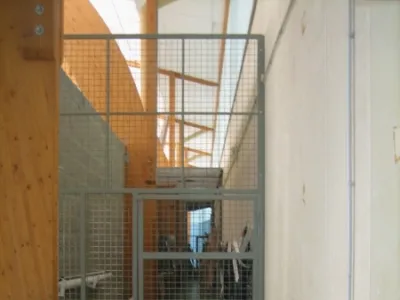 Fabrication de cloisons grillagées pour un gymnase.