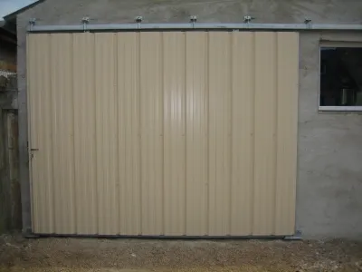 Fabrication d’une porte de garage (hangar) coulissante.