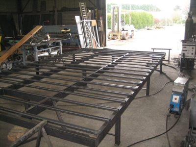 Fabrication de sabots de charpente et fabrication d’une table pour conception de murs ossature bois.