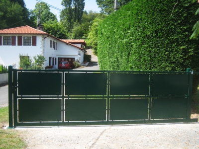 Fabrication d’un portail coulissant entièrement tôle à Villefranque 64.