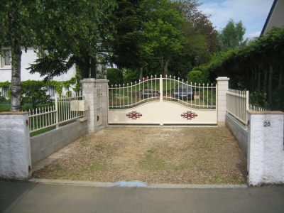 Fabrication d’un portail, portillon et clôture avec peinture exoxy 2 couleurs - Pau (64).