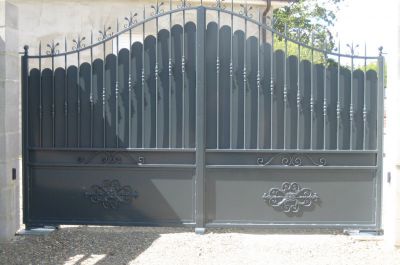 Fabrication d’un portail acier galvanisé avec peinture thermolaquée. Portail à 2 vantaux avec tôle de partie supérieure amovible - Bayonne (64).