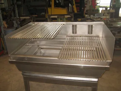 Fabrication d’un barbecue inox avec grille réglable en hauteur - restaurant à Boucau (40).