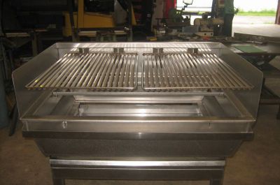 Fabrication d’un barbecue inox avec grille réglable en hauteur - restaurant à Boucau (40).