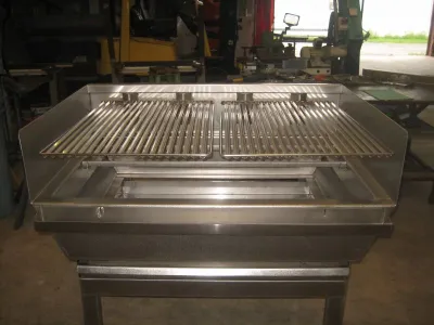 Fabrication d’un barbecue inox avec grille réglable en hauteur - restaurant à Boucau (40).
