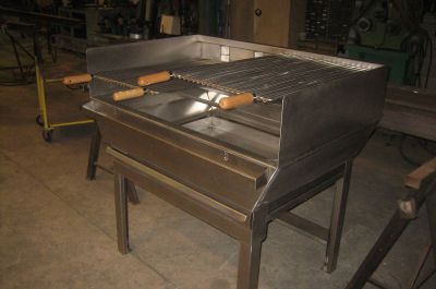 Fabrication d’un barbecue inox avec grille réglable en hauteur - restaurant à Boucau (40).