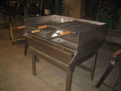 Fabrication d’un barbecue inox avec grille réglable en hauteur - restaurant à Boucau (40).