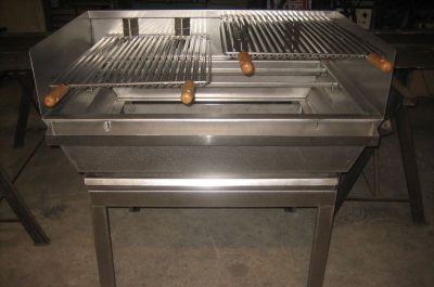Fabrication d’un barbecue inox avec grille réglable en hauteur - restaurant à Boucau (40).