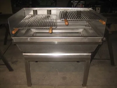 Fabrication d’un barbecue inox avec grille réglable en hauteur - restaurant à Boucau (40).