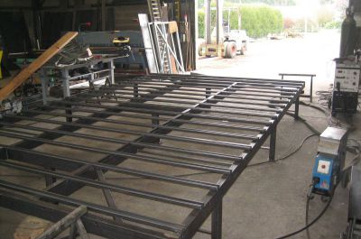 Fabrication de sabots de charpente et fabrication d’une table pour conception de murs ossature bois.