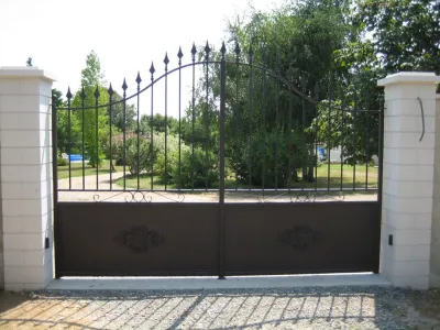 portail sur mesure en forme de chapeau de gendarme avec fer de lance galvanisé et peinture thermo laquage noir mate.(64)