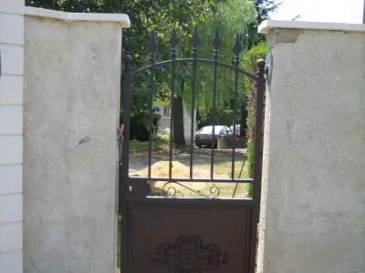 portillon sur mesure en forme de chapeau de gendarme avec fer de lance galvanisé et peinture thermo laquage noir mate.(64)