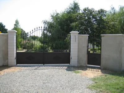 portail  et portillon en forme de chapeau de gendarme avec fer de lance galvanisé et peinture thermo laquage noir mate.( 64)