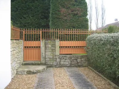 Fabrication d’un portillon et d’une clôture en peinture pailletée.(landes 40)
