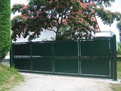 Fabrication d’un portail coulissant entièrement tôle à Villefranque 64.