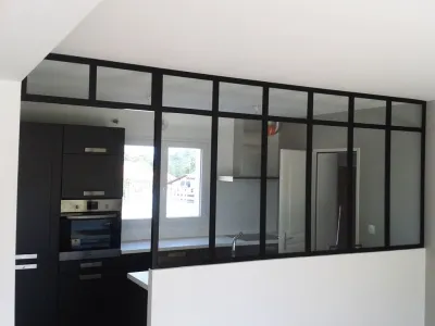 Fabrication d’une cloison intermédiaire entre cuisine  et Salle à manger à Lahonce 64.