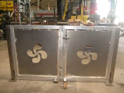 Fabrication d’un petit portillon double vantaux avec croix Basque - Biarrit (64).