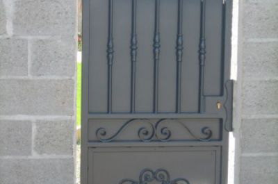 Fabrication d’un portail acier galvanisé avec peinture thermolaquée. Portail à 2 vantaux avec tôle de partie supérieure amovible - Bayonne (64).