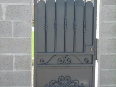 Fabrication d’un portail acier galvanisé avec peinture thermolaquée. Portail à 2 vantaux avec tôle de partie supérieure amovible - Bayonne (64).