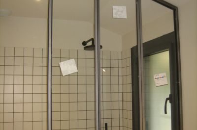 Fabrication d’une verrière de douche sur mesure.