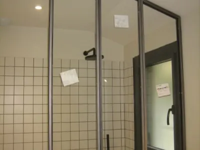 Fabrication d’une verrière de douche sur mesure.