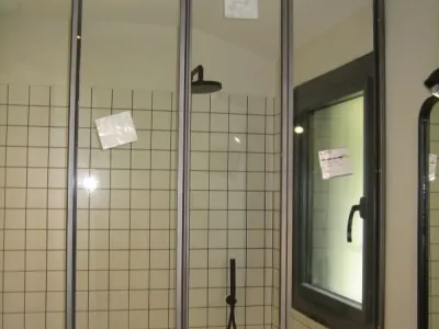 Fabrication d’une verrière de douche sur mesure.