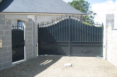 Fabrication d’un portail acier galvanisé avec peinture thermolaquée. Portail à 2 vantaux avec tôle de partie supérieure amovible - Bayonne (64).