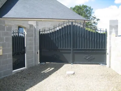 Fabrication d’un portail acier galvanisé avec peinture thermolaquée. Portail à 2 vantaux avec tôle de partie supérieure amovible - Bayonne (64).