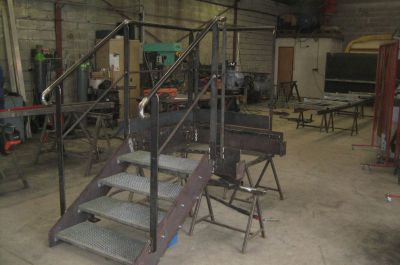 Fabrication d’un escalier métallique à 4 marches avec palier et garde corps - Usine à Saint Jean de Luz (64).