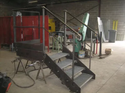 Fabrication d’un escalier métallique à 4 marches avec palier et garde corps - Usine à Saint Jean de Luz (64).