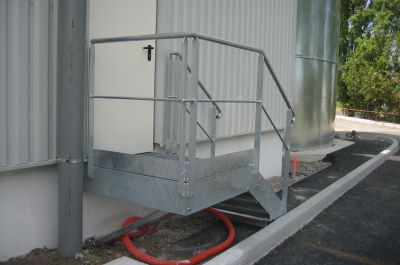 Fabrication d’un escalier métallique à 4 marches avec palier et garde corps - Usine à Saint Jean de Luz (64).