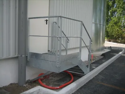 Fabrication d’un escalier métallique à 4 marches avec palier et garde corps - Usine à Saint Jean de Luz (64).