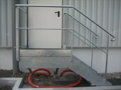 Fabrication d’un escalier métallique à 4 marches avec palier et garde corps - Usine à Saint Jean de Luz (64).