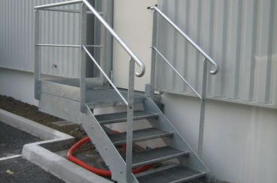 Fabrication d’un escalier métallique à 4 marches avec palier et garde corps - Usine à Saint Jean de Luz (64).