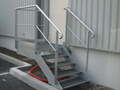 Fabrication d’un escalier métallique à 4 marches avec palier et garde corps - Usine à Saint Jean de Luz (64).