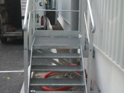 Fabrication d’un escalier métallique à 4 marches avec palier et garde corps - Usine à Saint Jean de Luz (64).