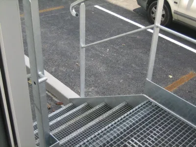 Fabrication d’un escalier métallique à 4 marches avec palier et garde corps - Usine à Saint Jean de Luz (64).