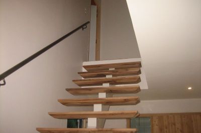 Fabrication d’un escalier avec limon central et main courante - pour un particulier à Ondres (40).