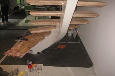Fabrication d’un escalier avec limon central et main courante - pour un particulier à Ondres (40).