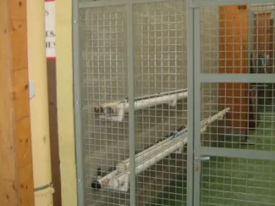 Fabrication de cloisons grillagées pour un gymnase.