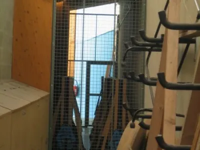 Fabrication de cloisons grillagées pour un gymnase.