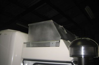 Fabrication d’un coffre de toit en aluminium pour véhicule aménagé.