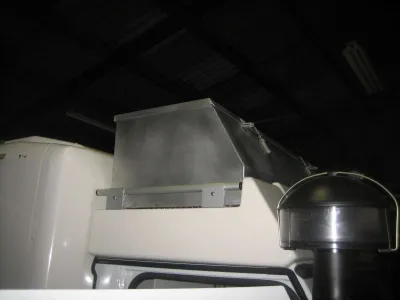 Fabrication d’un coffre de toit en aluminium pour véhicule aménagé.